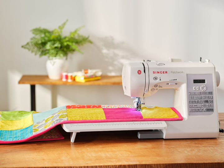 7285Q-singer-patchwork-machine-lifestyle-image-with-quilt