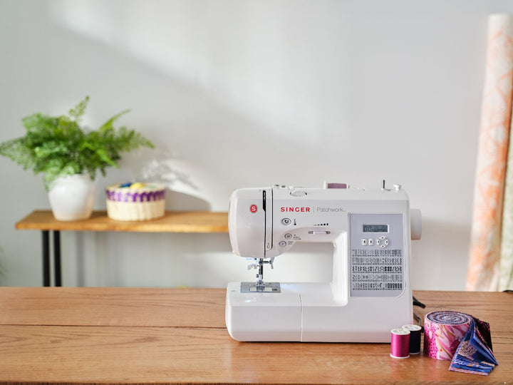 7285Q-singer-patchwork-machine-lifestyle-image