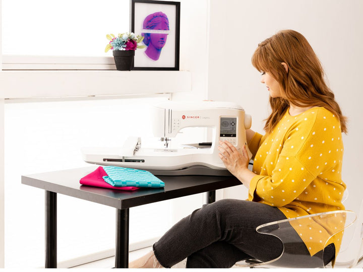 szsewing-lady-demonstrating-singer-se300